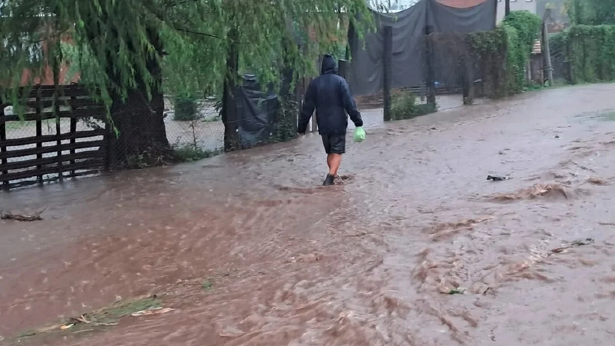 Emergencia por lluvias en Buenos Aires: piden no circular y alertan por el riesgo bajo el agua
